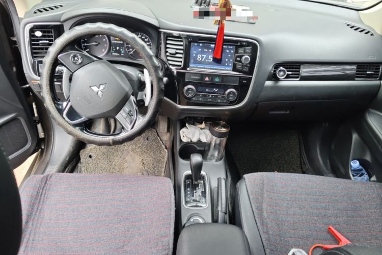 Used Mitsubishi Outlander 2016 2.4L 4x4 Elite Edition 7-Seater Center Console