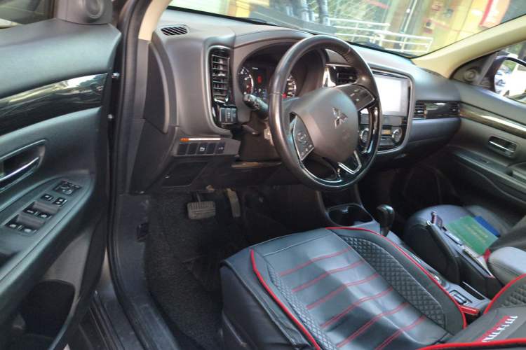 Used Mitsubishi Outlander 2016 2.4L 4x4 Luxury Edition 7-Seater Driver Seat