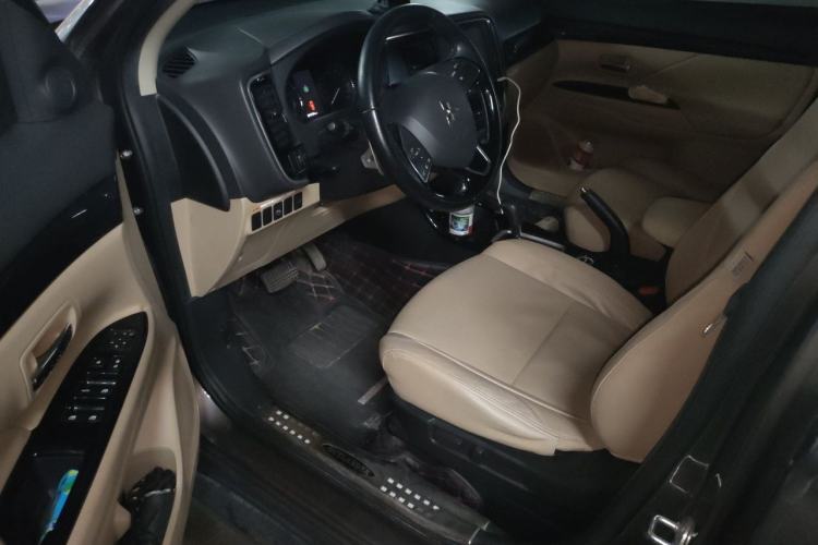 Used Mitsubishi Outlander 2016 2.4L 4x4 Elite Edition 5 Seats Driver Seat