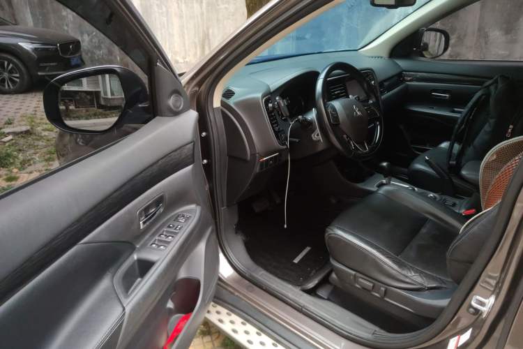 Used Mitsubishi Outlander 2016 2.4L 4x4 Elite Edition 5 Seats Driver Seat