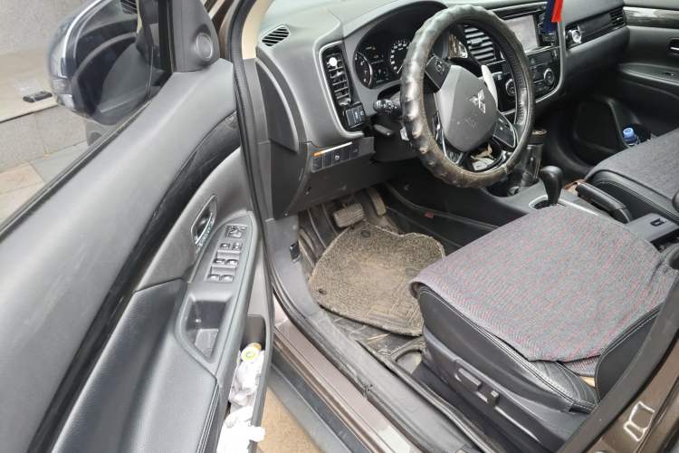 Used Mitsubishi Outlander 2016 2.4L 4x4 Elite Edition 7-Seater Driver Seat