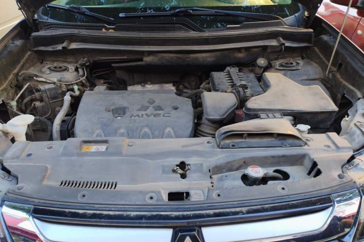 Used Mitsubishi Outlander 2016 2.4L 4x4 Luxury Edition 7-Seater Engine Bay