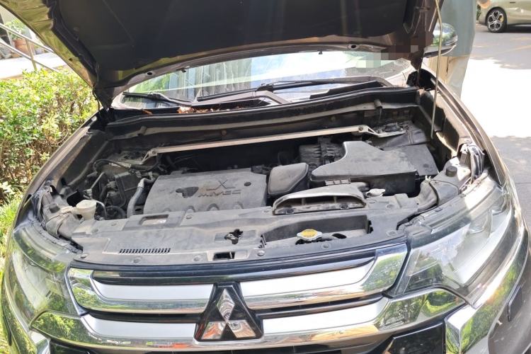 Used Mitsubishi Outlander 2016 2.4L 4x4 Elite Edition 5 Seats Engine Bay