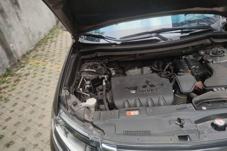 Used Mitsubishi Outlander 2016 2.4L 4x4 Elite Edition 5 Seats Engine Bay Right