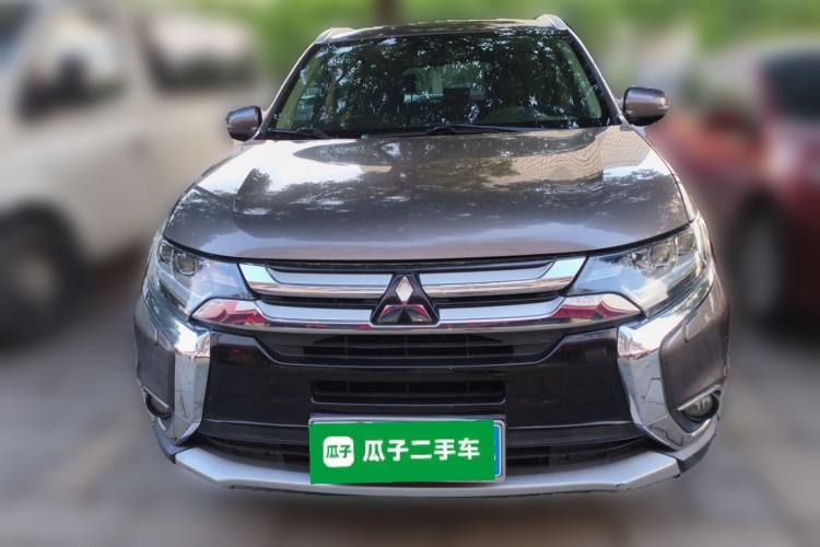 Used Mitsubishi Outlander 2016 2.4L 4x4 Luxury Edition 7-Seater Front