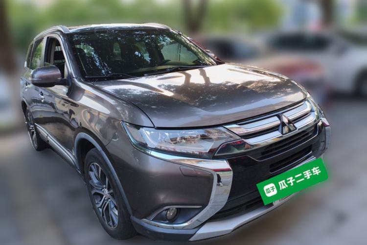 Used Mitsubishi Outlander 2016 2.4L 4x4 Luxury Edition 7-Seater Front Right 45 Deg
