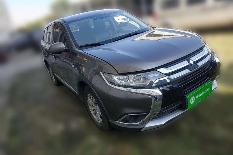 Used Mitsubishi Outlander 2016 2.0L Two-Wheel Drive Fashion Edition 5 Seats Front Right 45 Deg