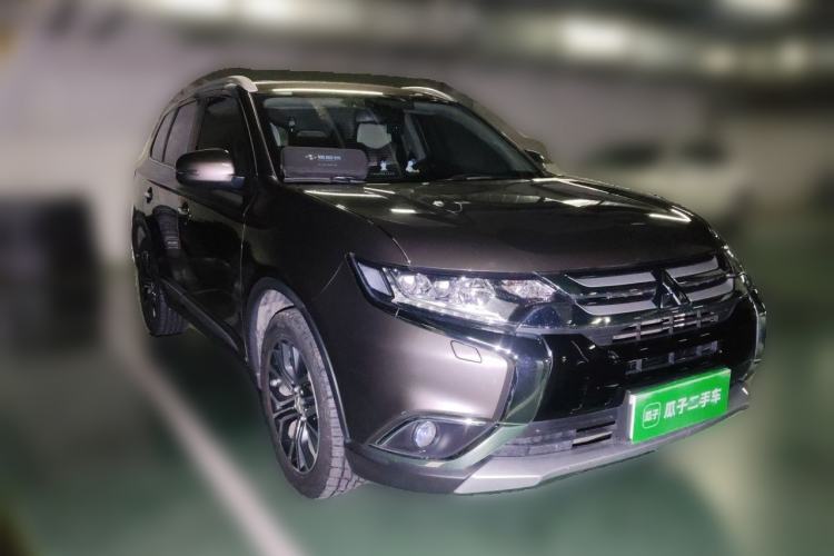 Used Mitsubishi Outlander 2016 2.4L 4x4 Elite Edition 5 Seats Front Right 45 Deg