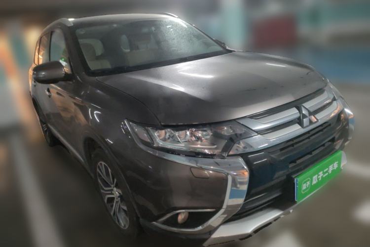 Used Mitsubishi Outlander 2016 2.4L 4x4 Elite Edition 5 Seats Front Right 45 Deg