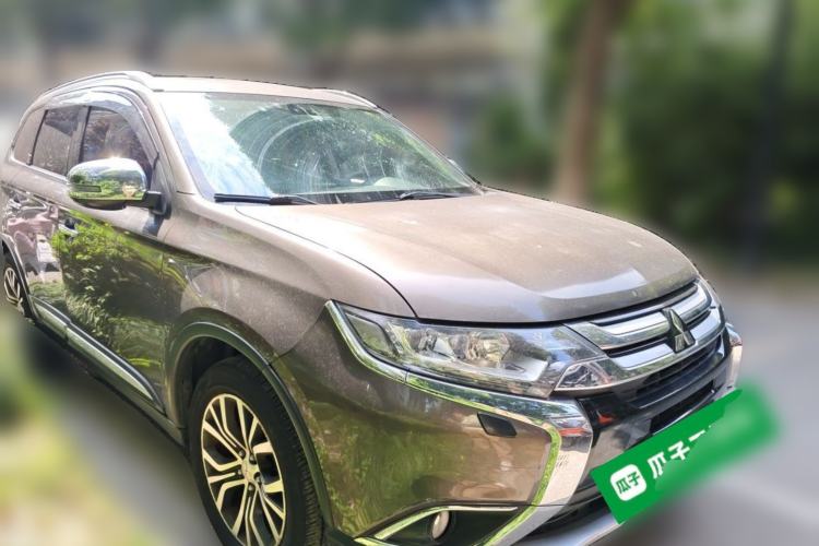 Used Mitsubishi Outlander 2016 2.4L 4x4 Elite Edition 5 Seats Front Right 45 Deg