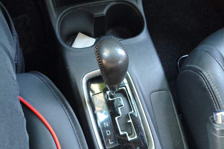 Used Mitsubishi Outlander 2016 2.4L 4x4 Luxury Edition 7-Seater Gear Lever