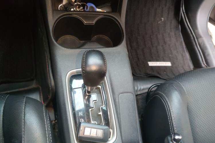 Used Mitsubishi Outlander 2016 2.4L 4x4 Elite Edition 5 Seats Gear Lever