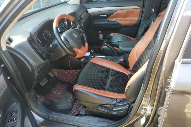 Used Mitsubishi Outlander 2016 2.0L Two-Wheel Drive Fashion Edition 5 Seats Left Front Seat