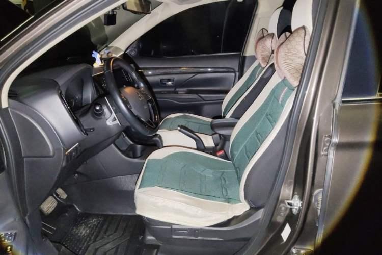 Used Mitsubishi Outlander 2016 2.4L 4x4 Elite Edition 5 Seats Left Front Seat