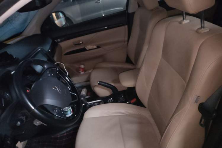 Used Mitsubishi Outlander 2016 2.4L 4x4 Elite Edition 5 Seats Left Front Seat