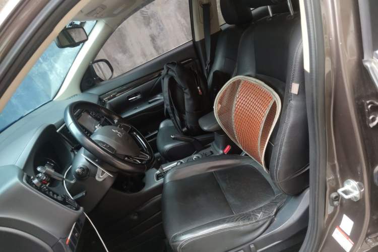Used Mitsubishi Outlander 2016 2.4L 4x4 Elite Edition 5 Seats Left Front Seat