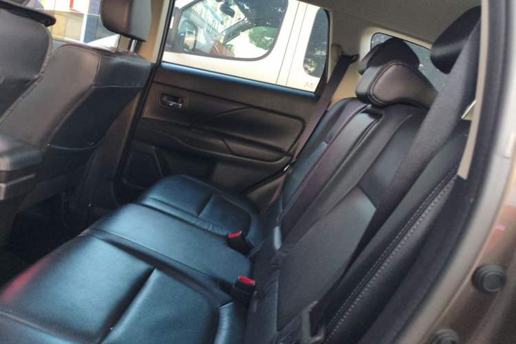 Used Mitsubishi Outlander 2016 2.4L 4x4 Luxury Edition 7-Seater Left Rear Seat