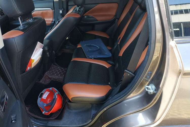 Used Mitsubishi Outlander 2016 2.0L Two-Wheel Drive Fashion Edition 5 Seats Left Rear Seat