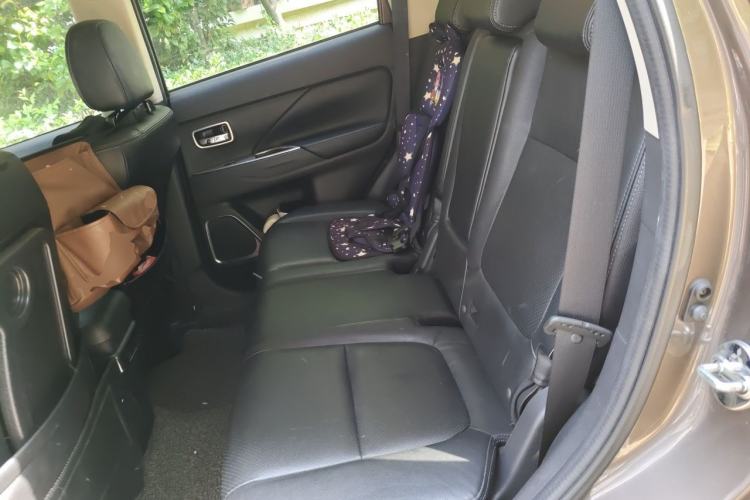 Used Mitsubishi Outlander 2016 2.4L 4x4 Elite Edition 5 Seats Left Rear Seat