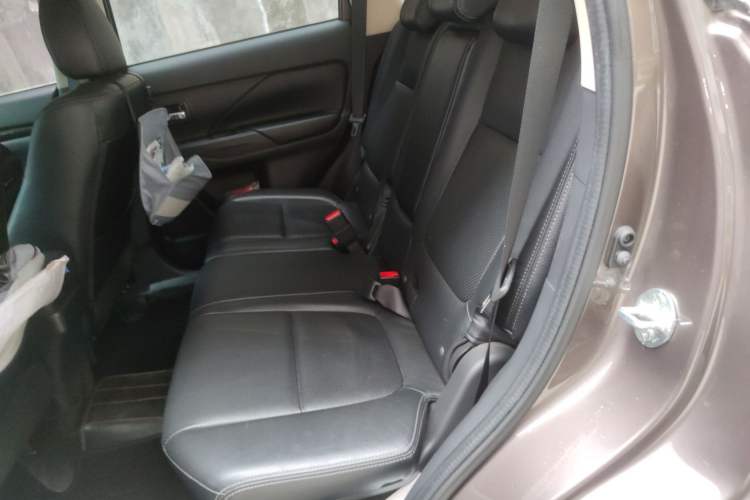 Used Mitsubishi Outlander 2016 2.4L 4x4 Elite Edition 5 Seats Left Rear Seat