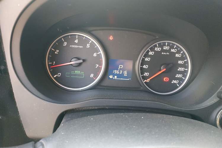 Used Mitsubishi Outlander 2016 2.0L Two-Wheel Drive Fashion Edition 5 Seats Odometer Close Up