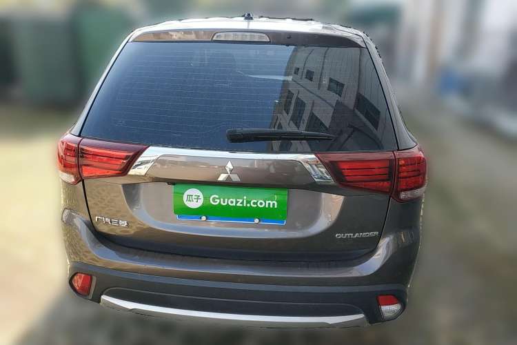 Used Mitsubishi Outlander 2016 2.0L Two-Wheel Drive Fashion Edition 5 Seats Rear