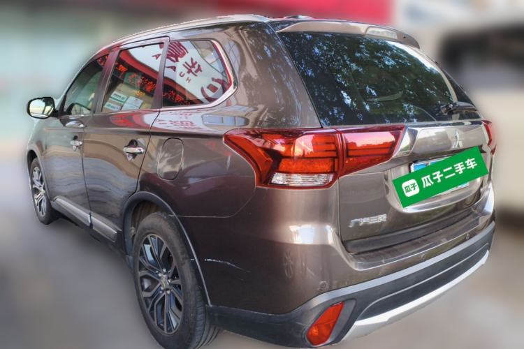 Used Mitsubishi Outlander 2016 2.4L 4x4 Luxury Edition 7-Seater Rear Left 45 Deg