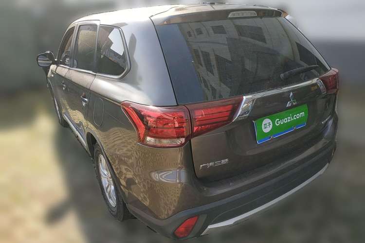 Used Mitsubishi Outlander 2016 2.0L Two-Wheel Drive Fashion Edition 5 Seats Rear Left 45 Deg