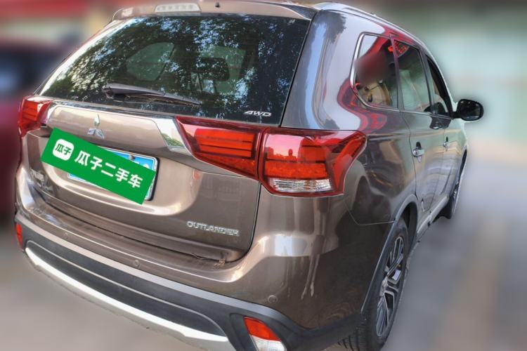 Used Mitsubishi Outlander 2016 2.4L 4x4 Luxury Edition 7-Seater Rear Right 45 Deg