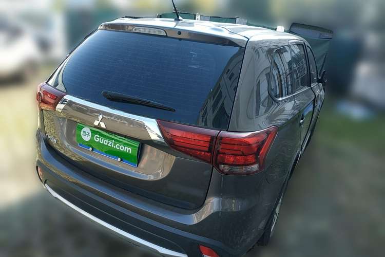 Used Mitsubishi Outlander 2016 2.0L Two-Wheel Drive Fashion Edition 5 Seats Rear Right 45 Deg