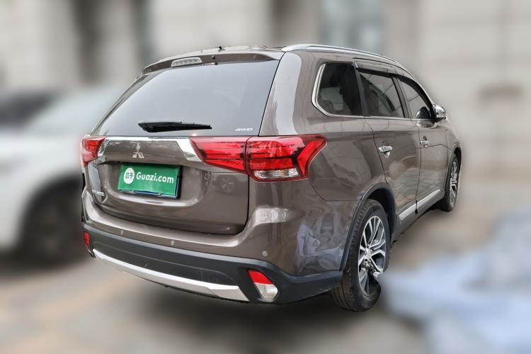 Used Mitsubishi Outlander 2016 2.4L 4x4 Elite Edition 7-Seater Rear Right 45 Deg