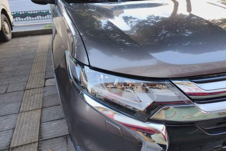 Used Mitsubishi Outlander 2016 2.4L 4x4 Luxury Edition 7-Seater Right Front Headlight