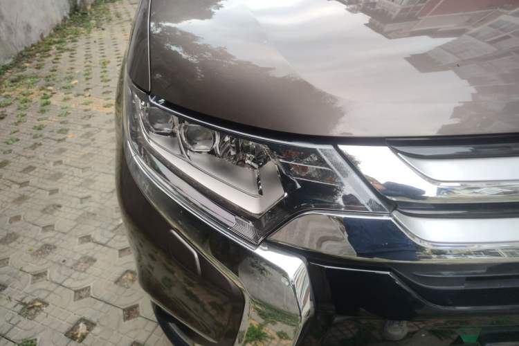 Used Mitsubishi Outlander 2016 2.4L 4x4 Elite Edition 5 Seats Right Front Headlight