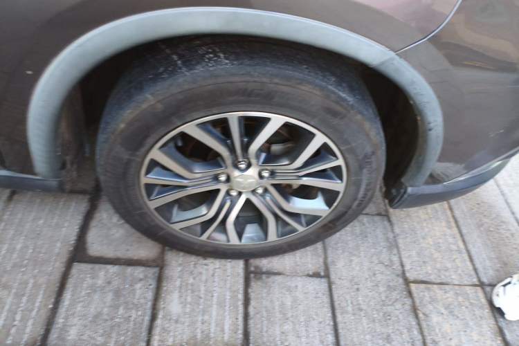 Used Mitsubishi Outlander 2016 2.4L 4x4 Luxury Edition 7-Seater Right Front Wheel Hub
