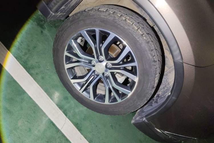 Used Mitsubishi Outlander 2016 2.4L 4x4 Elite Edition 5 Seats Right Front Wheel Hub