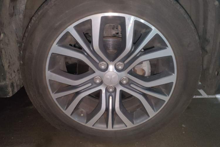 Used Mitsubishi Outlander 2016 2.4L 4x4 Elite Edition 5 Seats Right Front Wheel Hub