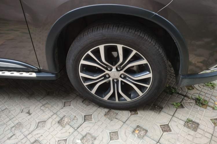 Used Mitsubishi Outlander 2016 2.4L 4x4 Elite Edition 5 Seats Right Front Wheel Hub