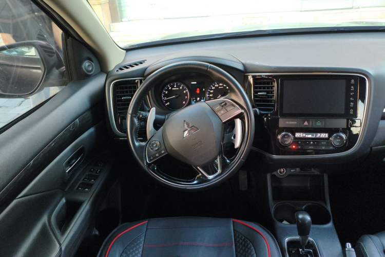 Used Mitsubishi Outlander 2016 2.4L 4x4 Luxury Edition 7-Seater Steering Wheel