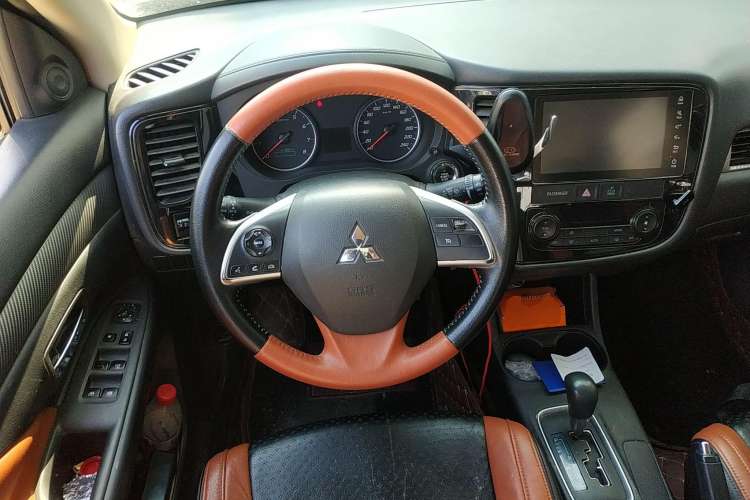 Used Mitsubishi Outlander 2016 2.0L Two-Wheel Drive Fashion Edition 5 Seats Steering Wheel