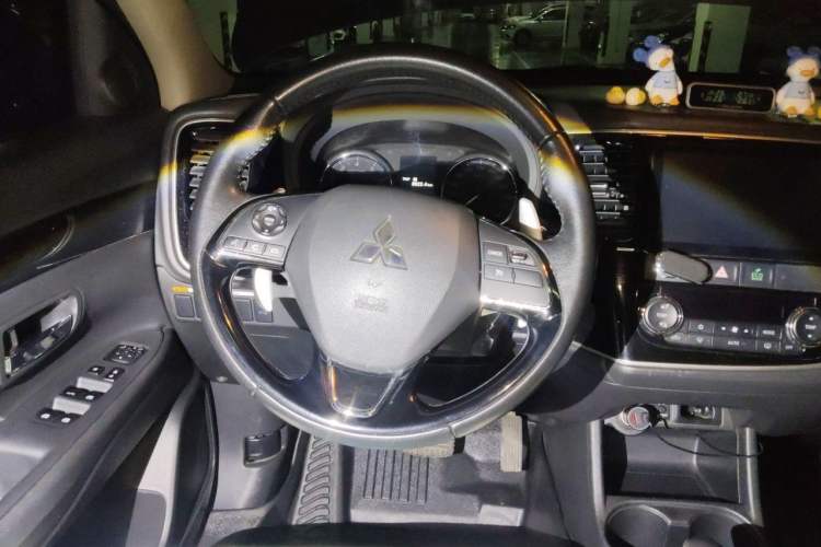 Used Mitsubishi Outlander 2016 2.4L 4x4 Elite Edition 5 Seats Steering Wheel
