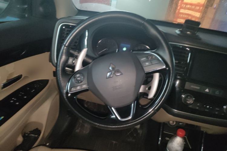 Used Mitsubishi Outlander 2016 2.4L 4x4 Elite Edition 5 Seats Steering Wheel