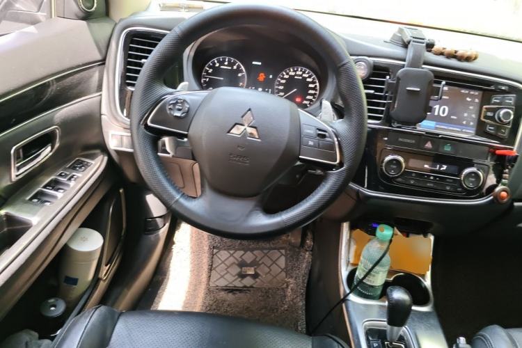 Used Mitsubishi Outlander 2016 2.4L 4x4 Elite Edition 5 Seats Steering Wheel