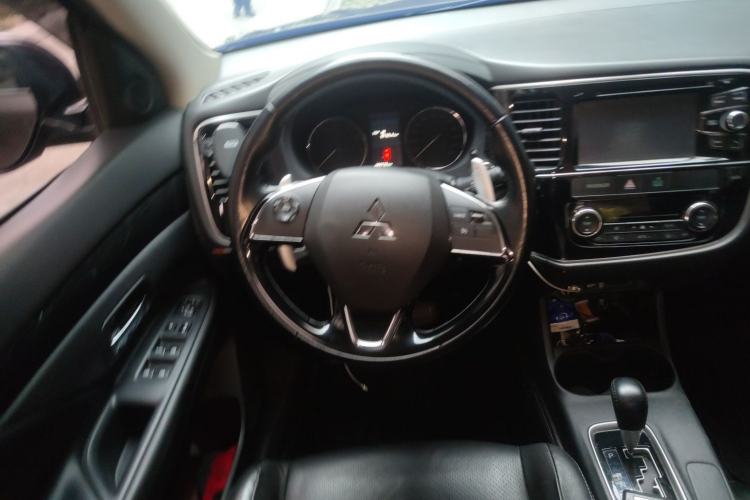 Used Mitsubishi Outlander 2016 2.4L 4x4 Elite Edition 5 Seats Steering Wheel