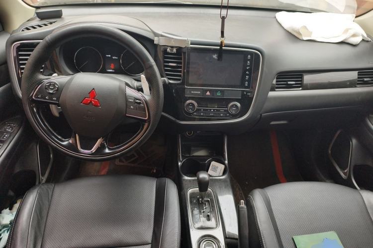 Used Mitsubishi Outlander 2016 2.4L 4x4 Luxury Edition 7-Seater Center Console