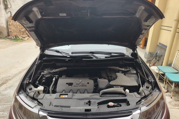 Used Mitsubishi Outlander 2016 2.4L 4x4 Luxury Edition 7-Seater Engine Bay