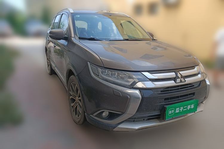 Used Mitsubishi Outlander 2016 2.4L 4x4 Elite Edition 5 Seats Front Right 45 Deg