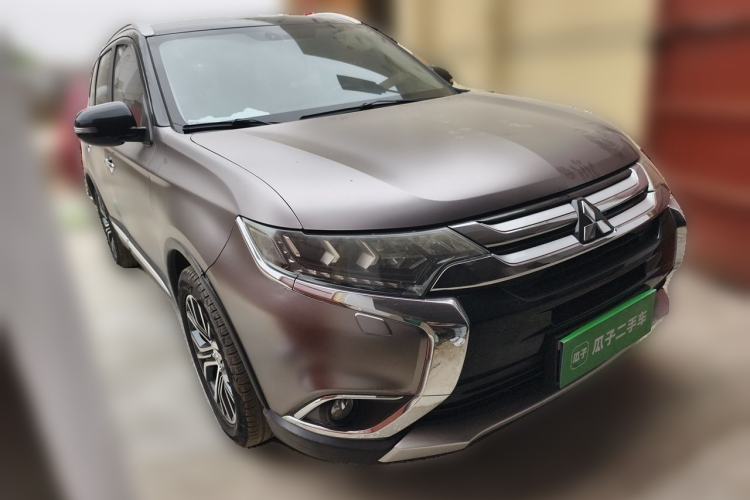 Used Mitsubishi Outlander 2016 2.4L 4x4 Luxury Edition 7-Seater Front Right 45 Deg