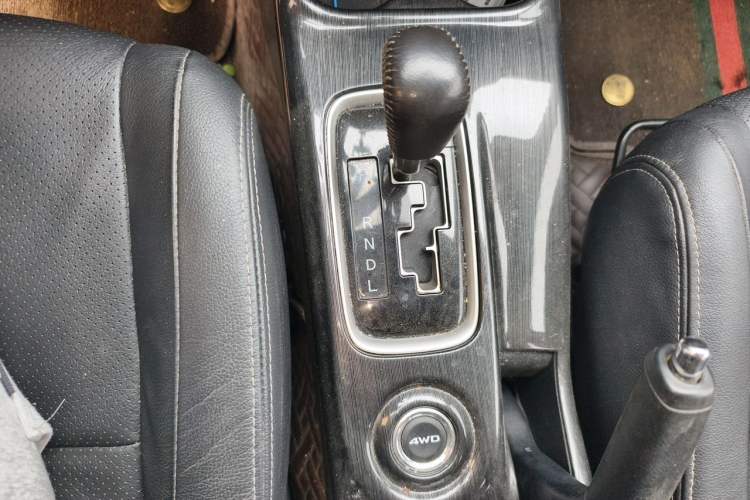 Used Mitsubishi Outlander 2016 2.4L 4x4 Luxury Edition 7-Seater Gear Lever