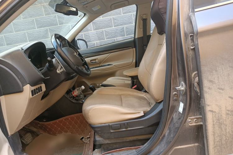 Used Mitsubishi Outlander 2016 2.4L 4x4 Elite Edition 5 Seats Left Front Seat