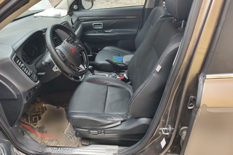 Used Mitsubishi Outlander 2016 2.4L 4x4 Luxury Edition 7-Seater Left Front Seat